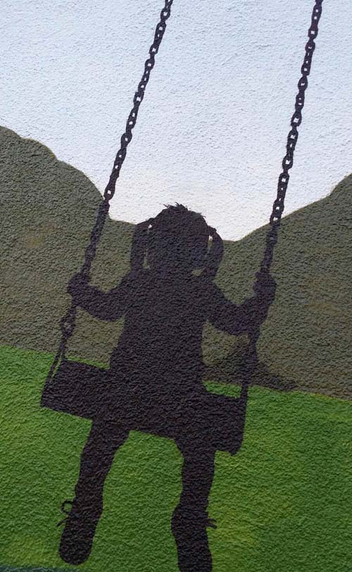 Naumburg, T-Shirt druck, Graffiti Naumburg, Heimatkiosk, Sevenlives, Graffitibilkd, Fassenbild, Fassadenkunst,silhouette girl mädchen,graffiti mädchen, schaukeln, to swing,,